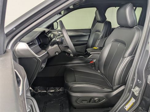 Used 2025 Jeep Grand Cherokee Limited w/ Luxury Tech Group II image 12