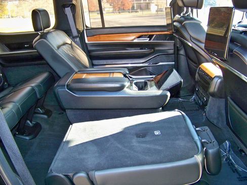 Used 2022 Jeep Grand Wagoneer Series III w/ Rear Seat Video Group 1 AWD/4WD image 40