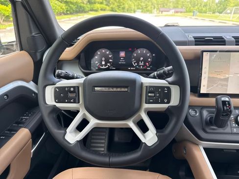 Used 2025 Land Rover Defender 130 X-Dynamic SE image 22