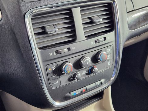 Used 2012 Dodge Grand Caravan SXT FWD image 25