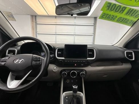 Used 2021 Hyundai Venue SEL w/ Premium Package FWD image 4