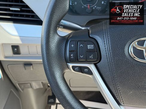 Used 2016 Toyota Sienna LE FWD image 40