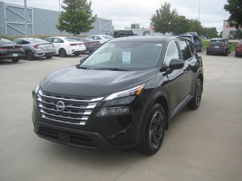 Used 2024 Nissan Rogue SV AWD/4WD image 4