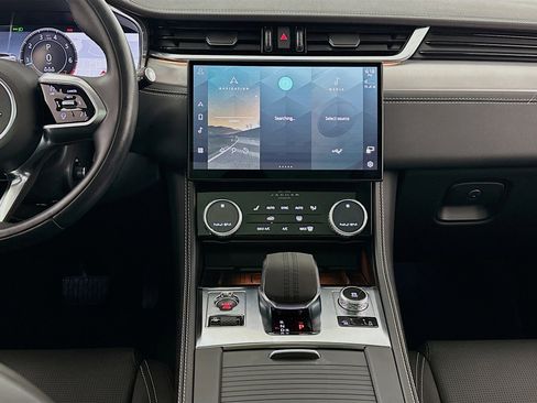 Used 2024 Jaguar F-PACE R-Dynamic S image 11