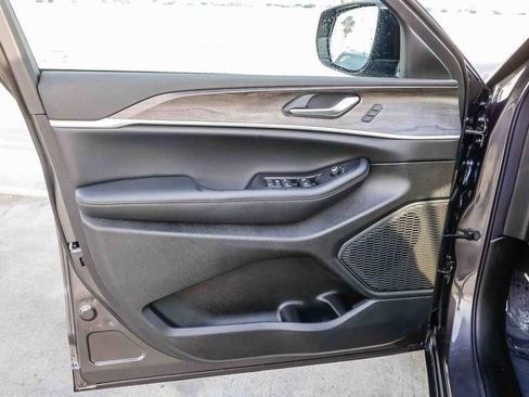 New 2025 Jeep Grand Cherokee Limited w/ Black Appearance Package image 22