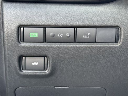 New 2025 Nissan Sentra SV w/ Trunk Package FWD image 9