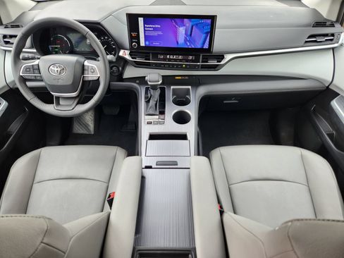 Used 2026 Toyota Sienna XLE FWD image 32