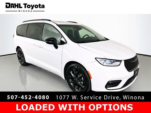 Used 2025 Chrysler Pacifica Limited image 1