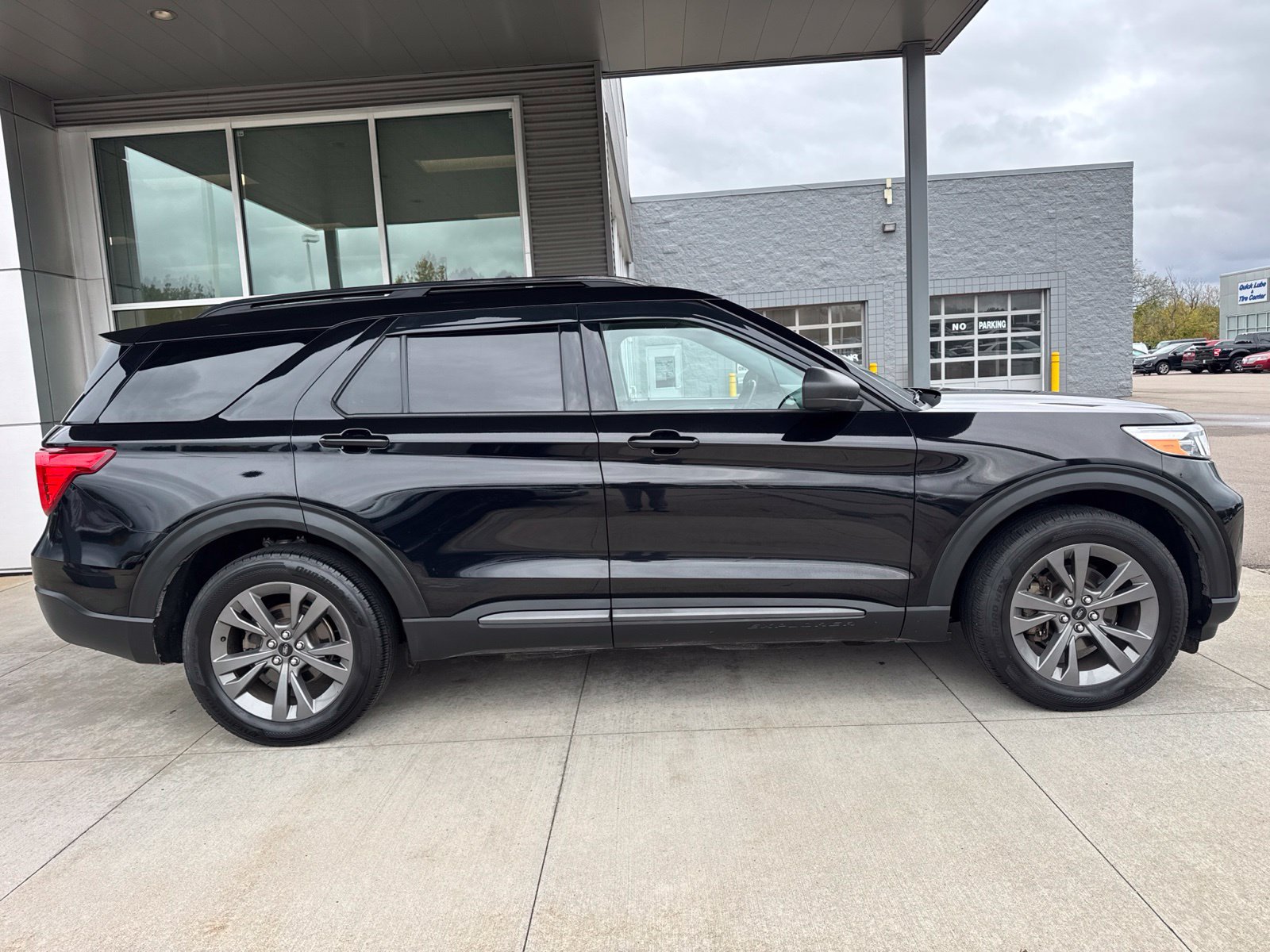 Certified 2021 Ford Explorer XLT w/ Equipment Group 202A AWD/4WD image 9