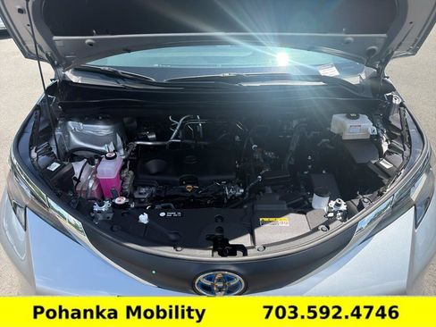 Used 2024 Toyota Sienna XLE FWD image 35