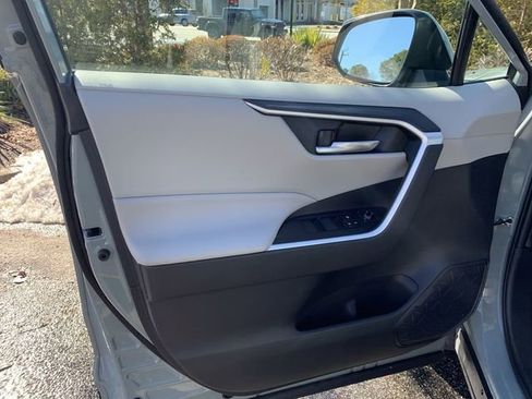 Used 2021 Toyota RAV4 XLE w/ Convenience Package image 17