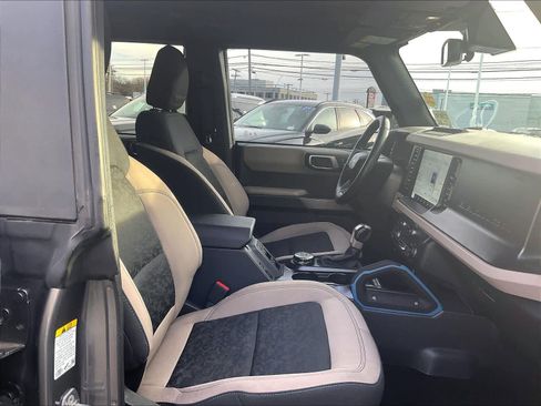 Used 2023 Ford Bronco Wildtrak image 11