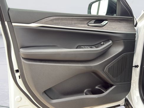 New 2026 Jeep Grand Cherokee Altitude AWD/4WD image 19
