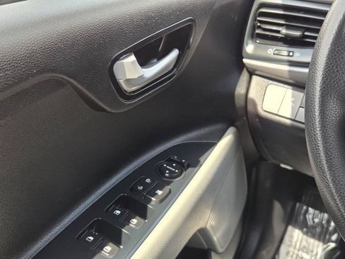 Used 2018 Kia Rio S FWD image 27