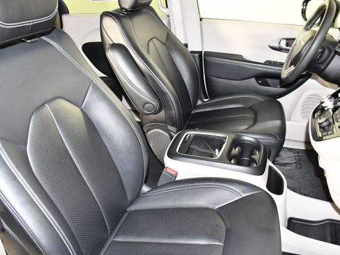 Used 2024 Chrysler Pacifica Limited FWD image 41
