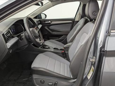 Used 2025 Volkswagen Jetta SE image 13