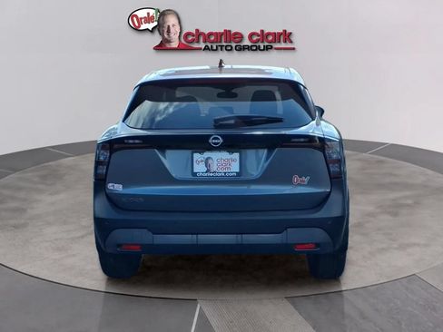 Used 2025 Nissan Kicks SV FWD image 4