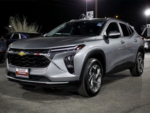 Used 2025 Chevrolet Trax LT w/ LT Convenience Package image 7