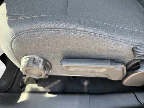 Used 2025 Jeep Wrangler Unlimited Sahara AWD/4WD image 16