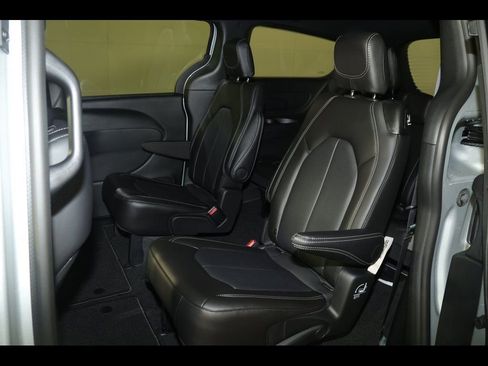 New 2026 Chrysler Pacifica Select image 21
