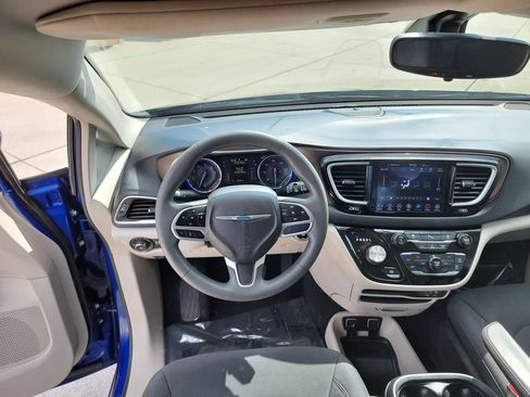 Used 2018 Chrysler Pacifica Touring Plus w/ Tire & Wheel Group FWD image 19