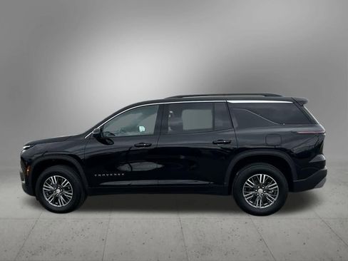 Used 2024 Chevrolet Traverse LT image 3