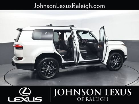 Used 2024 Lexus GX 550 w/ Accessory Package (Z1) AWD/4WD image 31