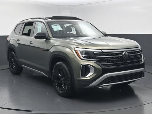Used 2025 Volkswagen Atlas Peak Edition SE AWD/4WD image 3