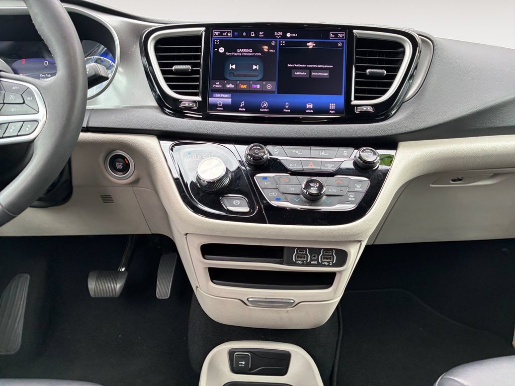 Used 2024 Chrysler Pacifica Touring-L FWD image 11