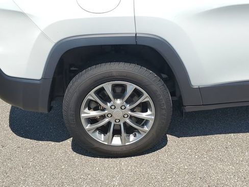 Used 2020 Jeep Cherokee Latitude Plus w/ Cold Weather Group AWD/4WD image 5