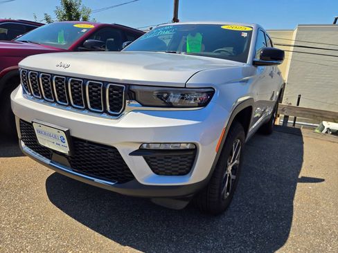 Used 2025 Jeep Grand Cherokee Limited AWD/4WD image 3