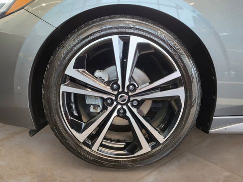 Used 2020 Nissan Sentra SR w/ Premium Package FWD image 31