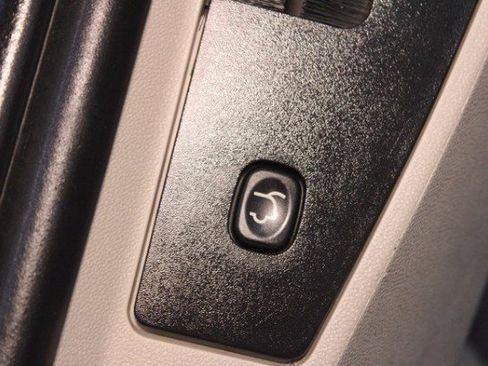 Used 2016 Chrysler Town & Country Touring image 17