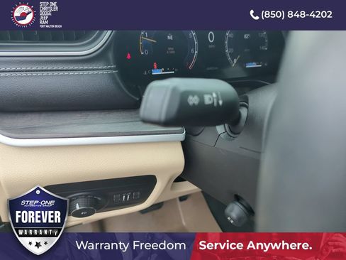 Used 2023 Jeep Grand Cherokee Limited w/ Luxury Tech Group II AWD/4WD image 20