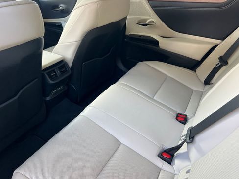 Used 2025 Lexus ES 300h w/ Premium Package FWD image 5
