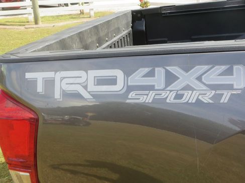 Used 2016 Toyota Tacoma TRD Sport w/ Towing Package image 11