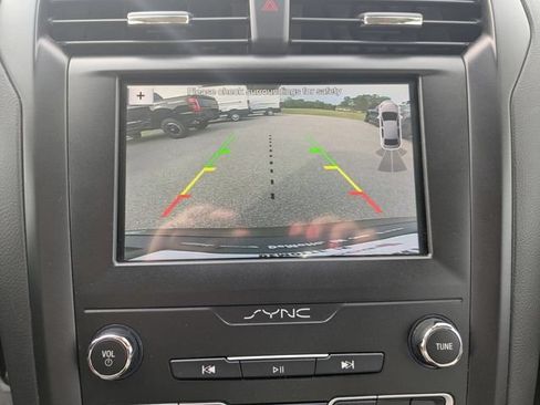 Used 2019 Ford Fusion SE w/ Equipment Group 151A FWD image 4