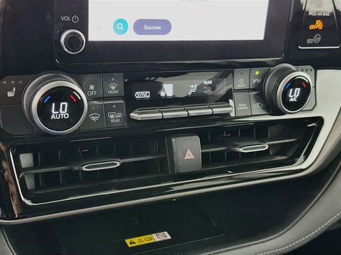 Used 2023 Toyota Highlander XLE FWD image 23