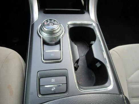Used 2020 Ford Fusion SE FWD image 26