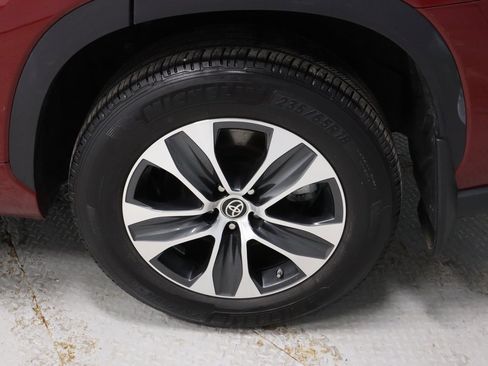 Used 2022 Toyota Highlander XLE image 18