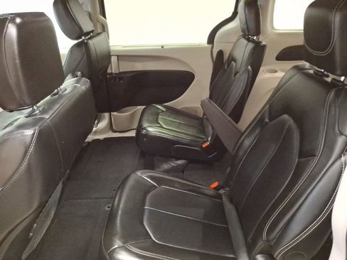 Used 2024 Chrysler Pacifica Touring-L image 15