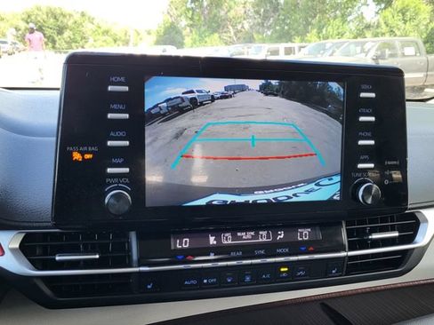 Used 2023 Toyota Sienna XLE FWD image 17