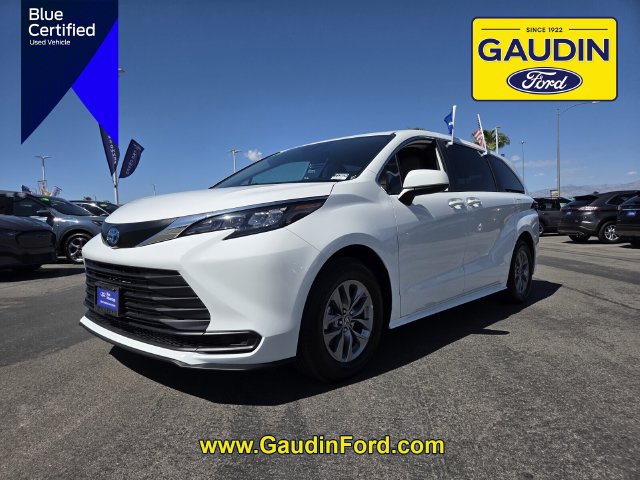 Used 2025 Toyota Sienna LE FWD image 3