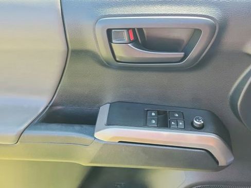 Used 2016 Toyota Tacoma SR5 RWD image 18