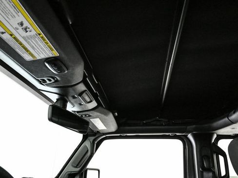 Used 2018 Jeep Wrangler Unlimited Sahara image 16