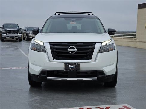 Used 2025 Nissan Pathfinder Platinum image 2
