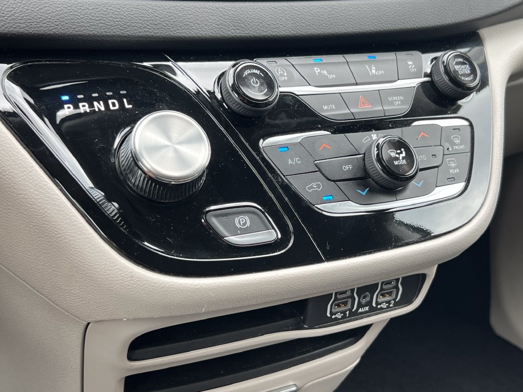 Used 2024 Chrysler Pacifica Touring-L FWD image 30
