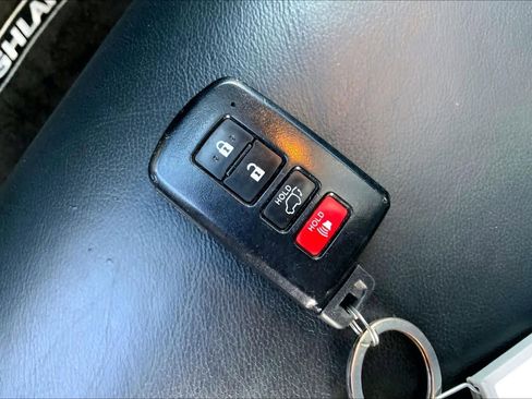 Used 2019 Toyota Highlander XLE image 15