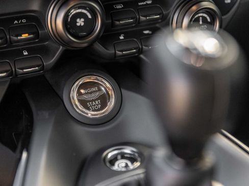 Used 2021 Aston Martin V8 Vantage Coupe RWD image 28