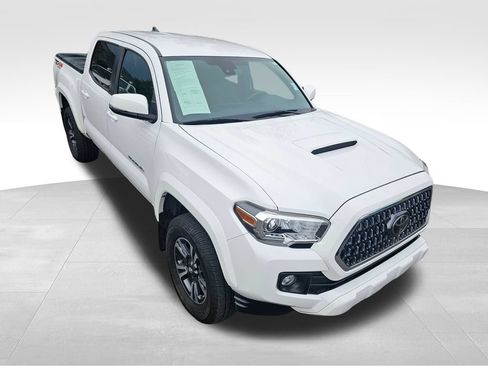 Used 2018 Toyota Tacoma TRD Sport w/ Technology Package AWD/4WD image 2